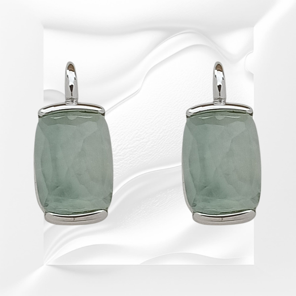 Pendientes de oro blanco y prehnita