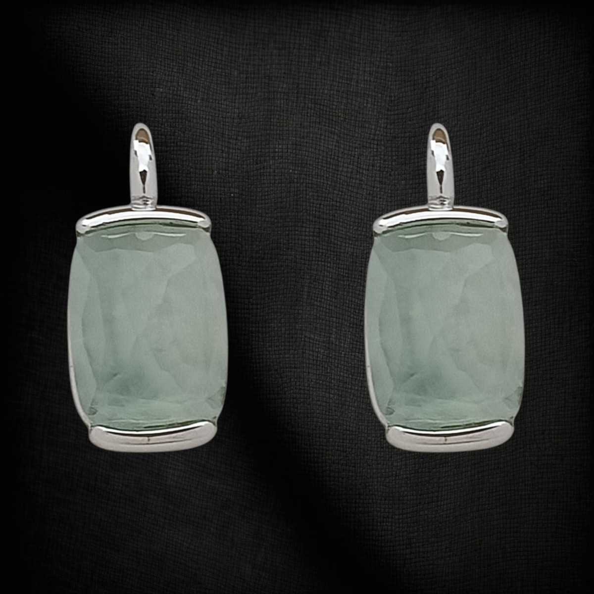 Pendientes de oro blanco y prehnita