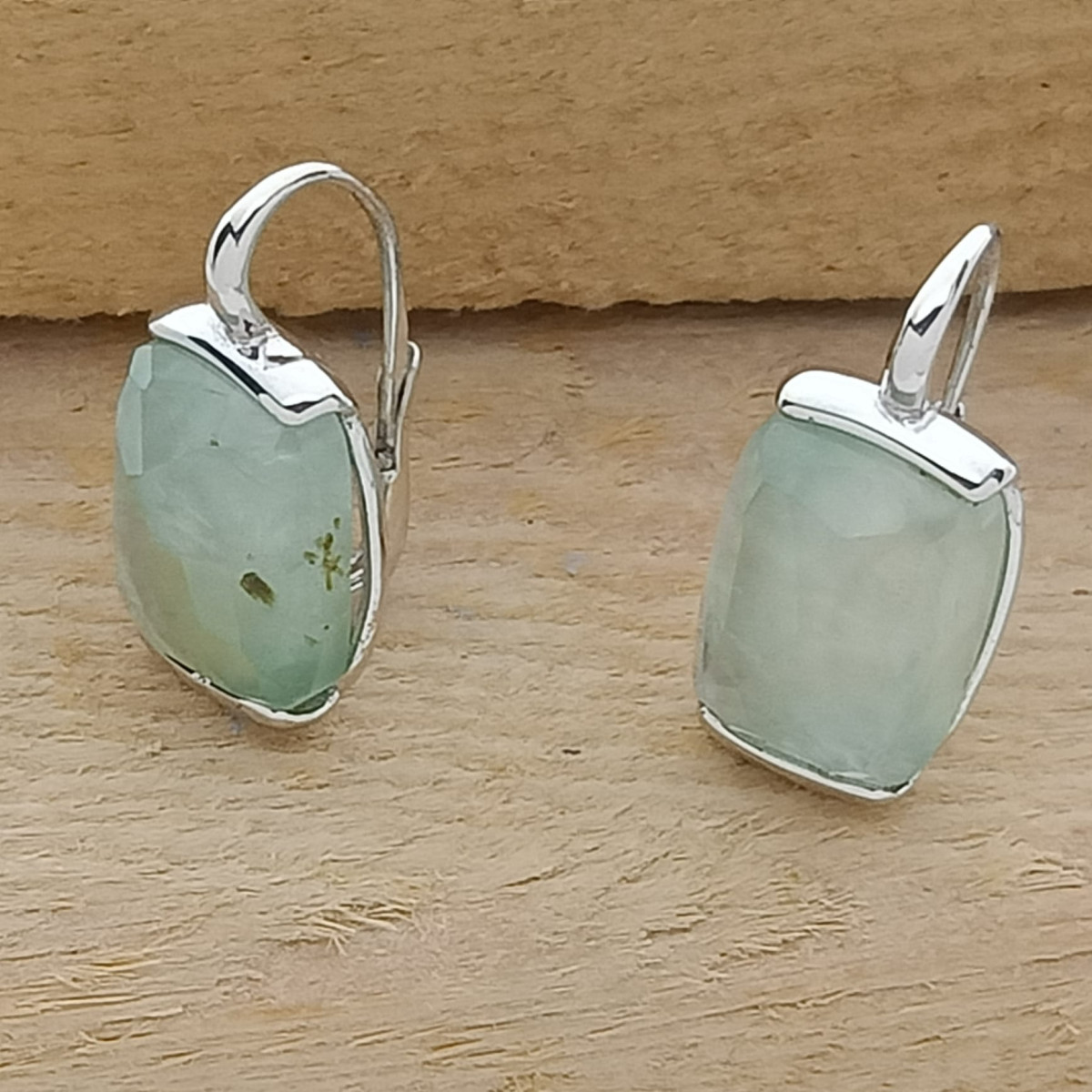 Pendientes de oro blanco y prehnita