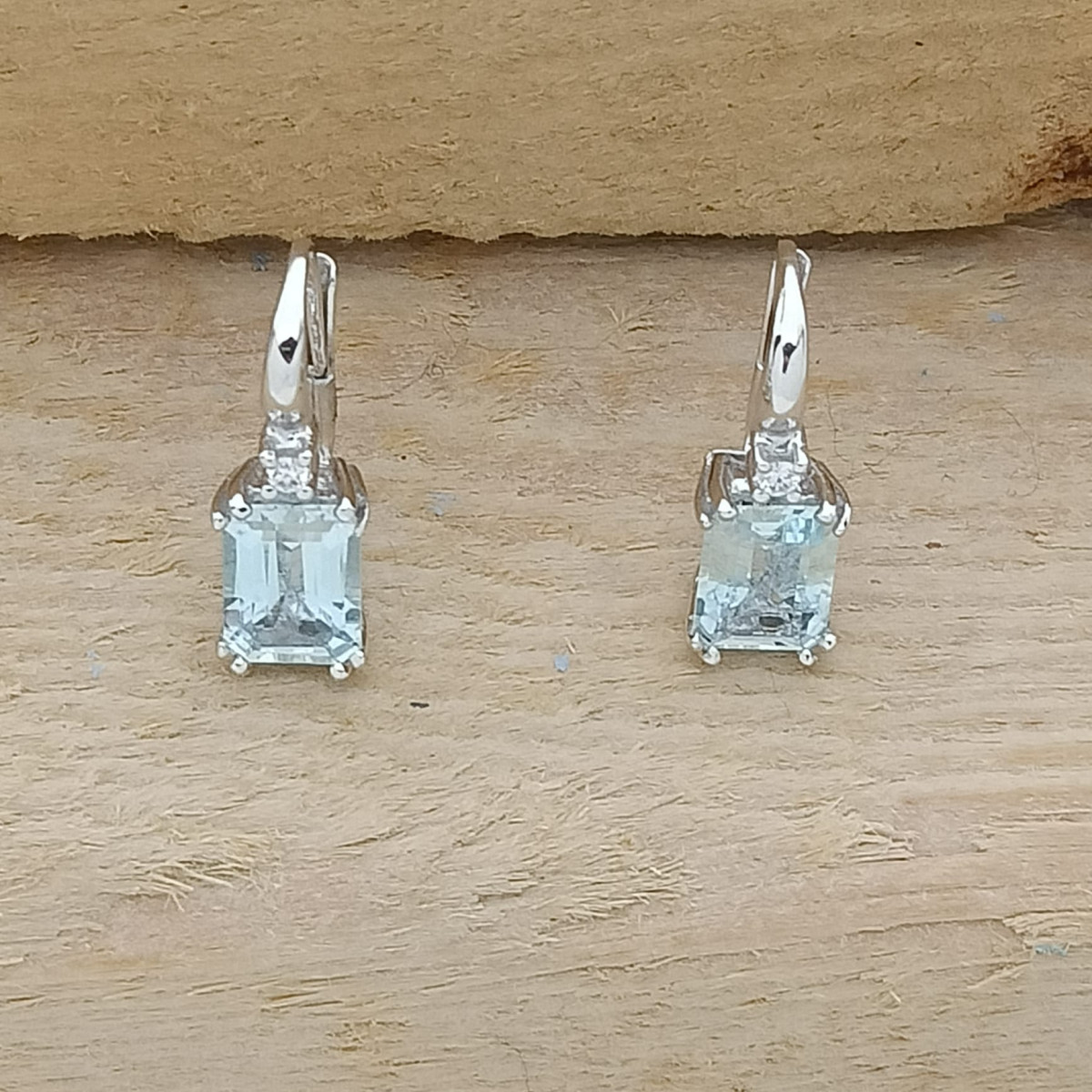 Pendientes de oro blanco con diamantes y aguamarina