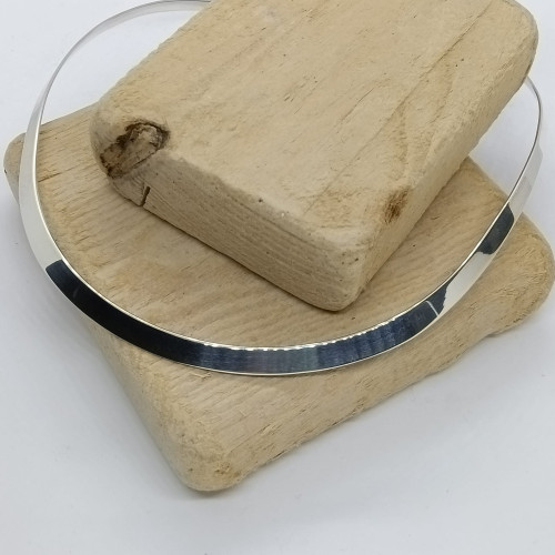 Gargantilla rigida de plata