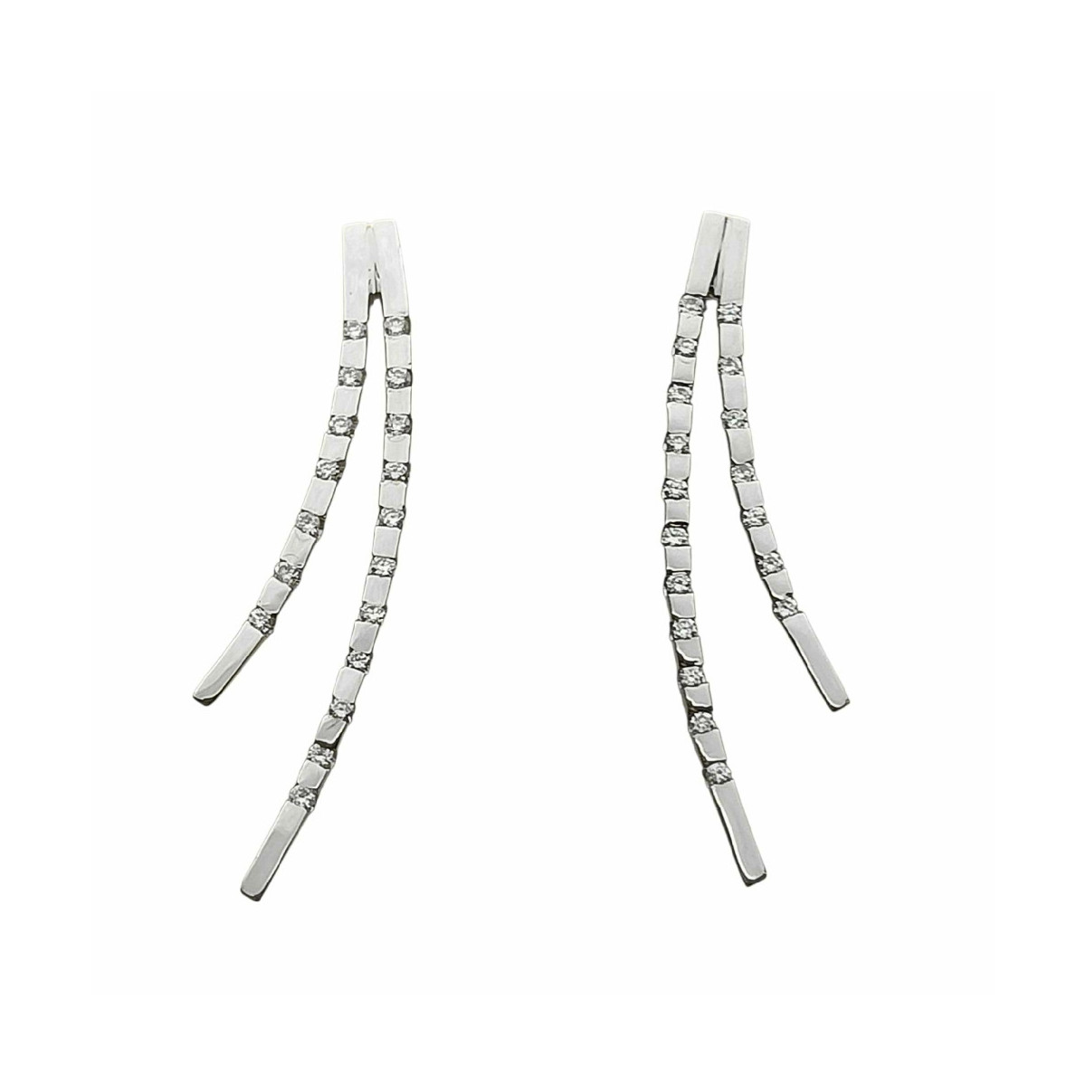Pendientes largos de oro blanco con diamantes