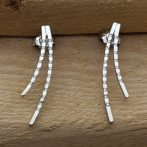 Pendientes largos de oro blanco con diamantes