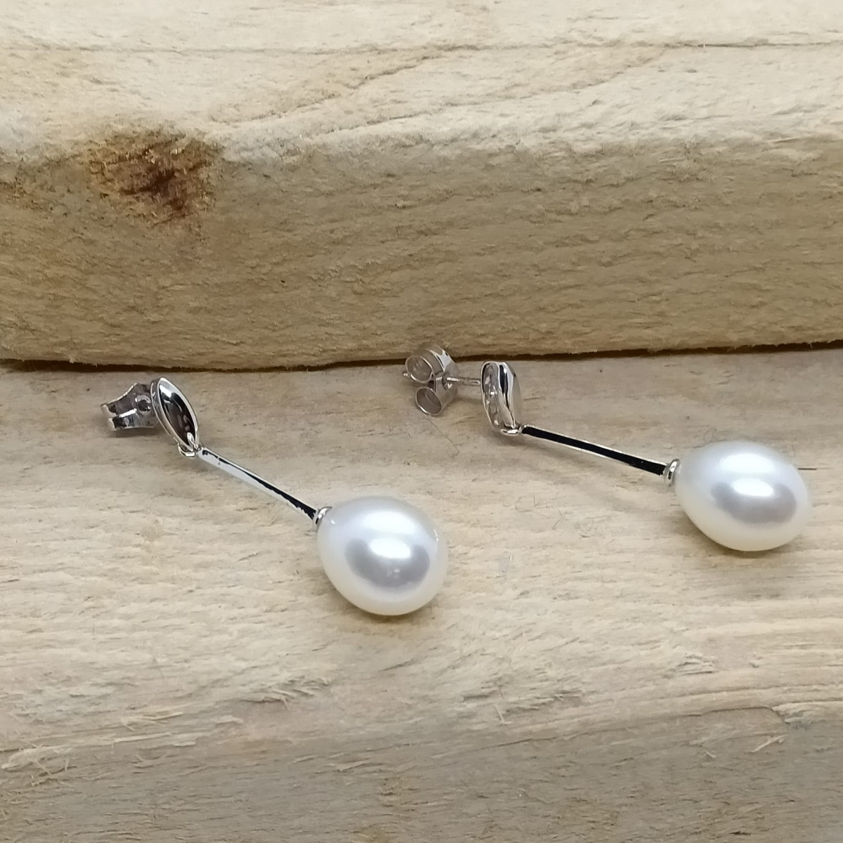 Pendientes largos de oro blanco con perlas