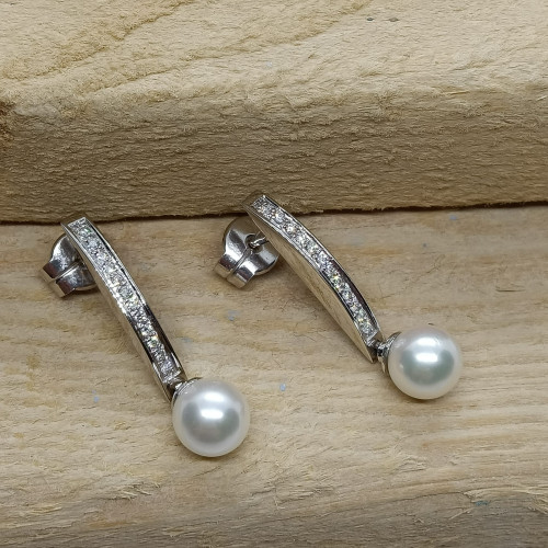 Pendientes largos de oro blanco con perla  y diamantes