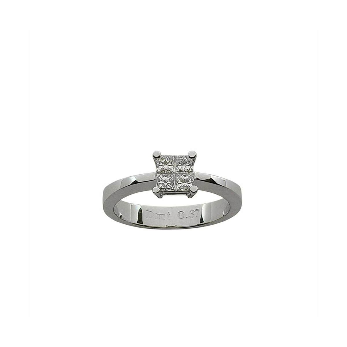 Anillo de compromiso de oro blanco con diamantes talla princesa