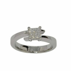 Anillo de compromiso de oro blanco con diamantes talla princesa