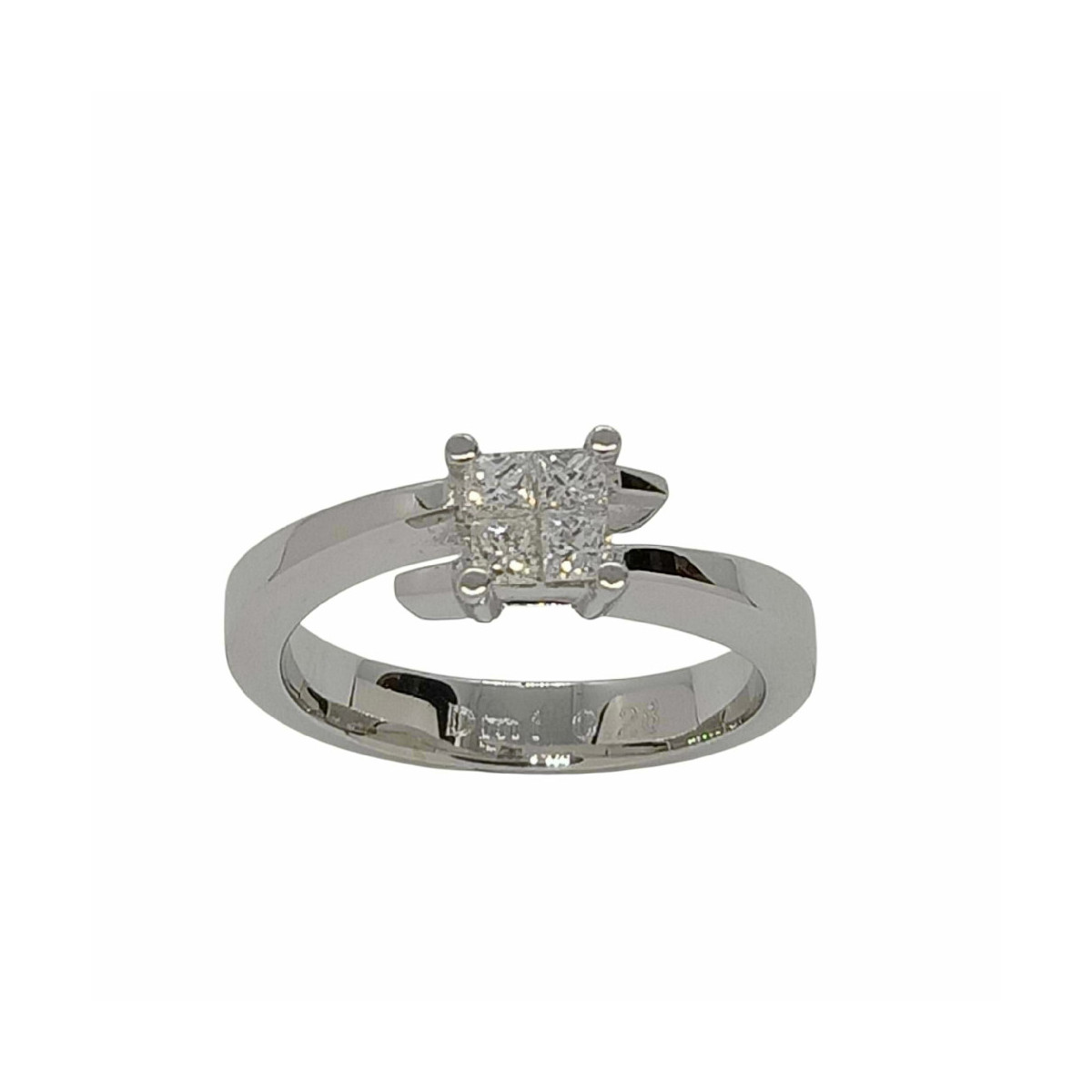 Anillo de compromiso de oro blanco con diamantes talla princesa