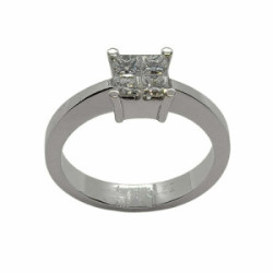 Anillo de compromiso de oro blanco con diamantes talla princesa