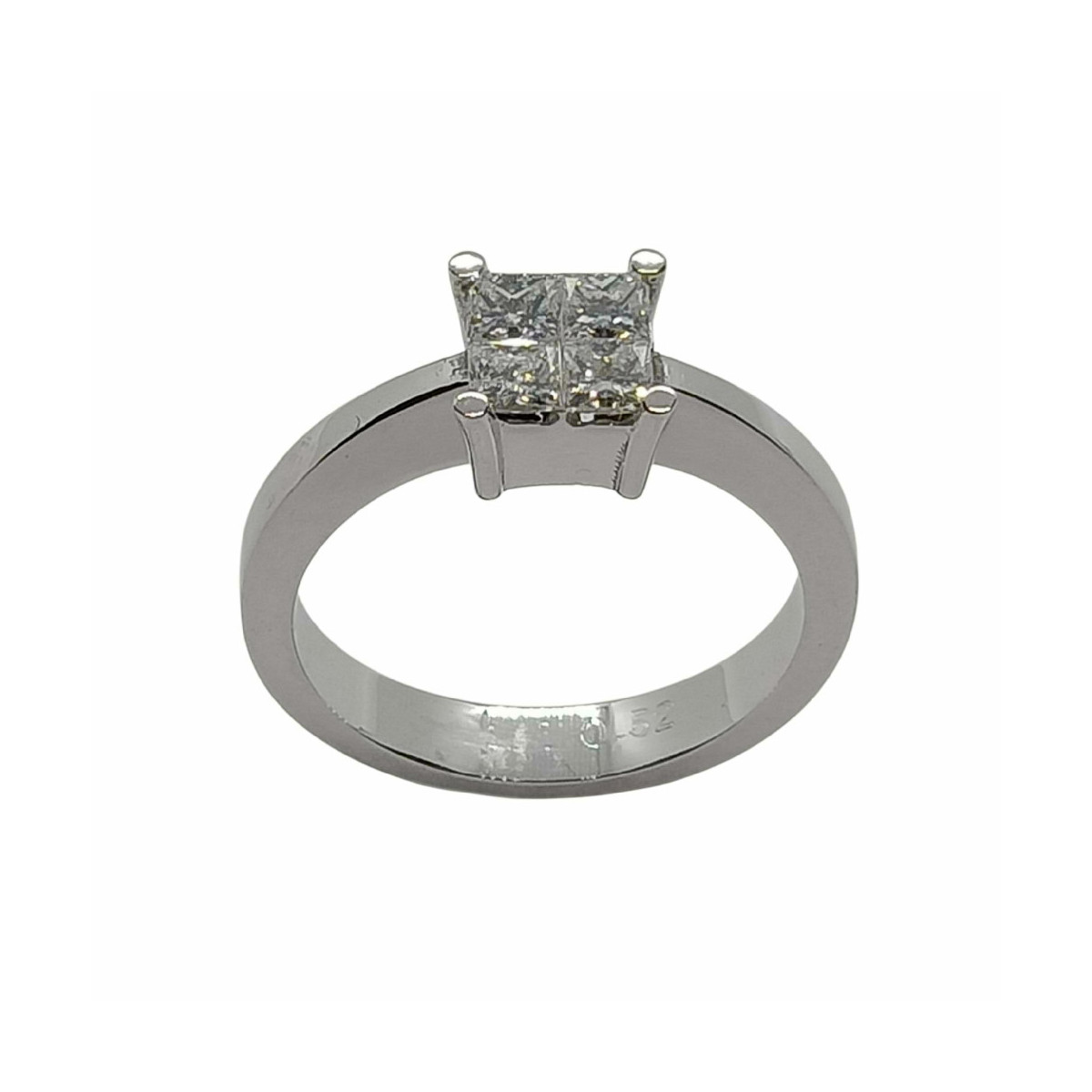 Anillo de compromiso de oro blanco con diamantes talla princesa