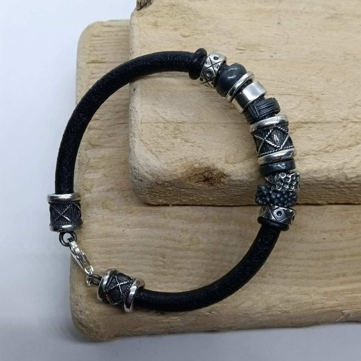 Pulsera de plata y cuero