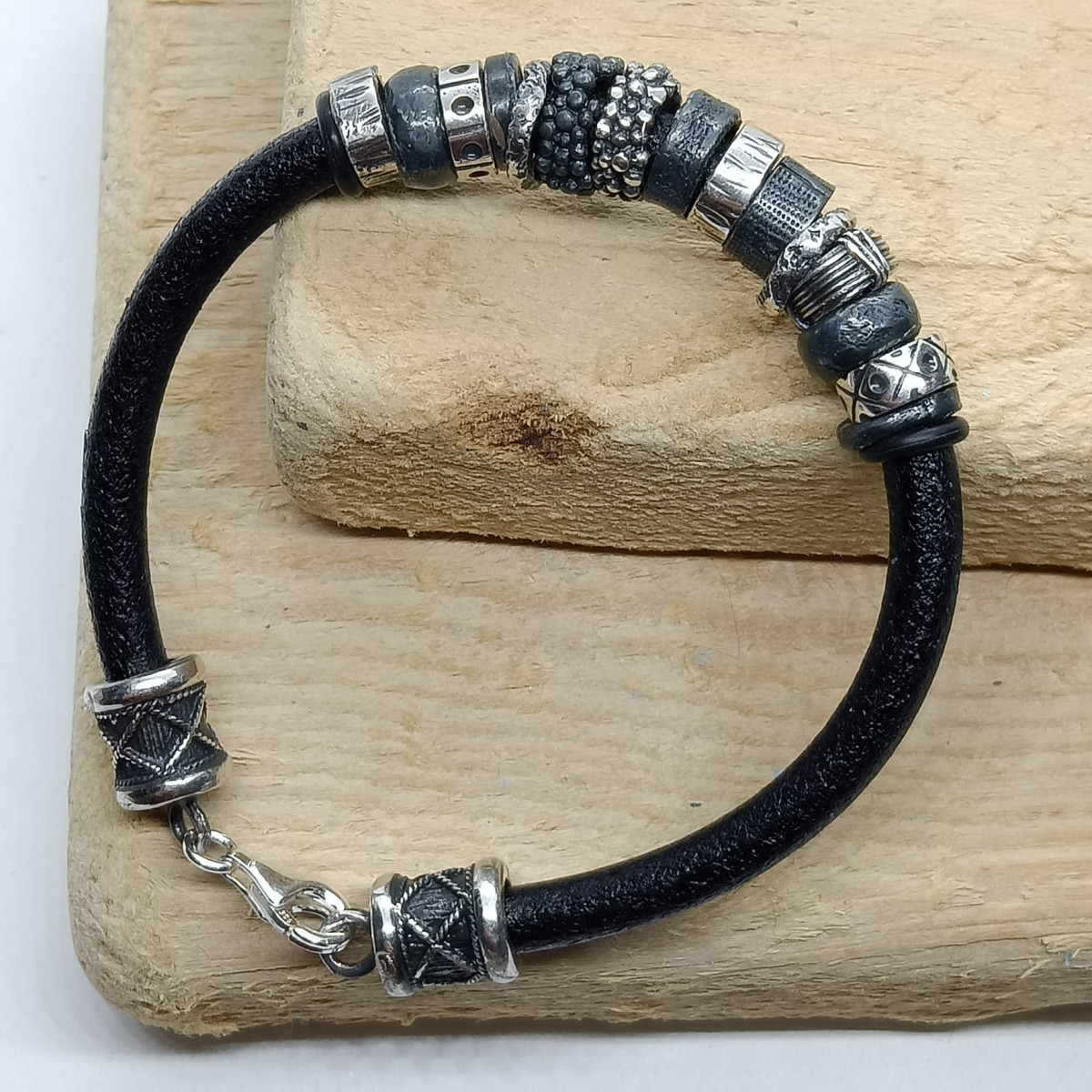 Pulsera de plata y cuero