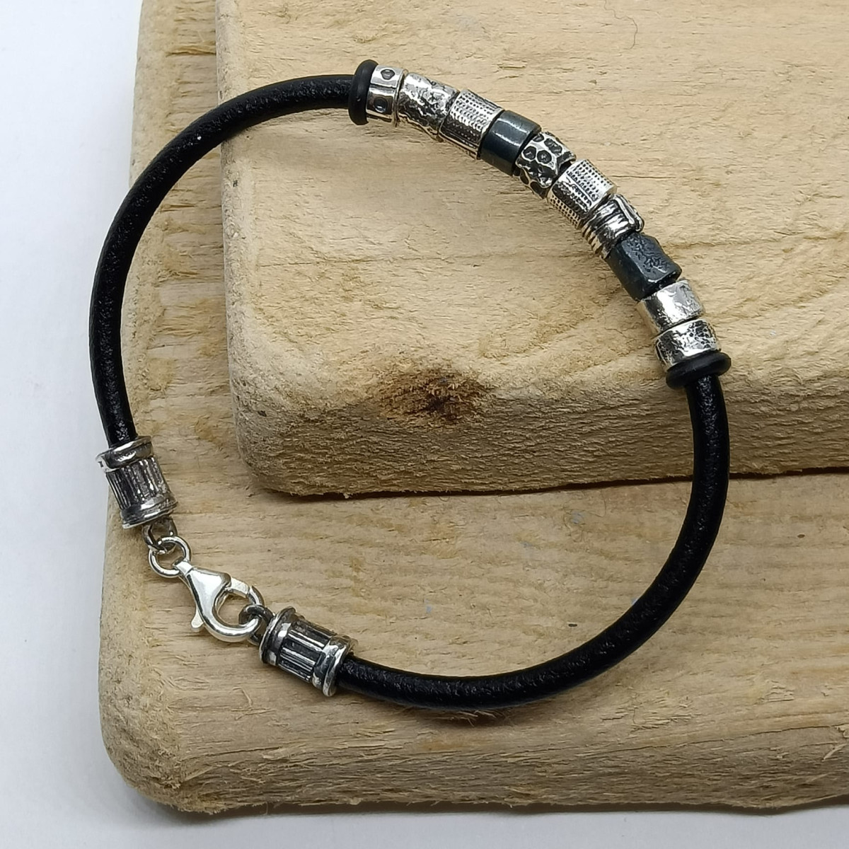 Pulsera de plata y cuero