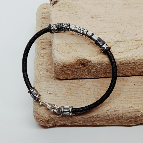 Pulsera de plata y cuero
