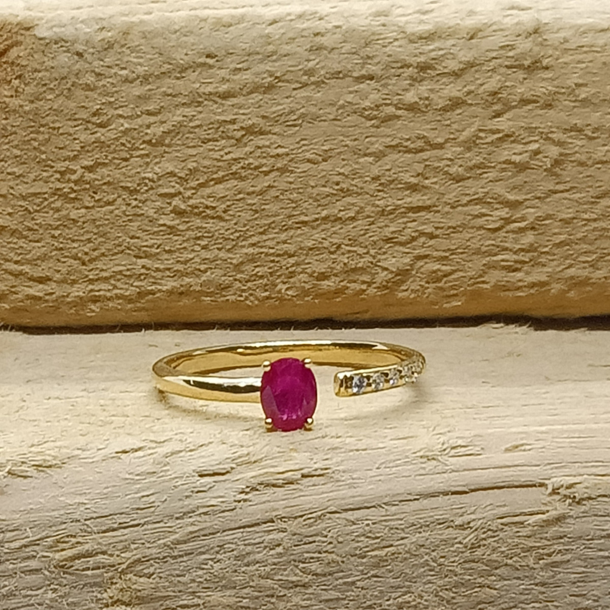 ANILLO DE ORO amarillo con diamantes y rubí