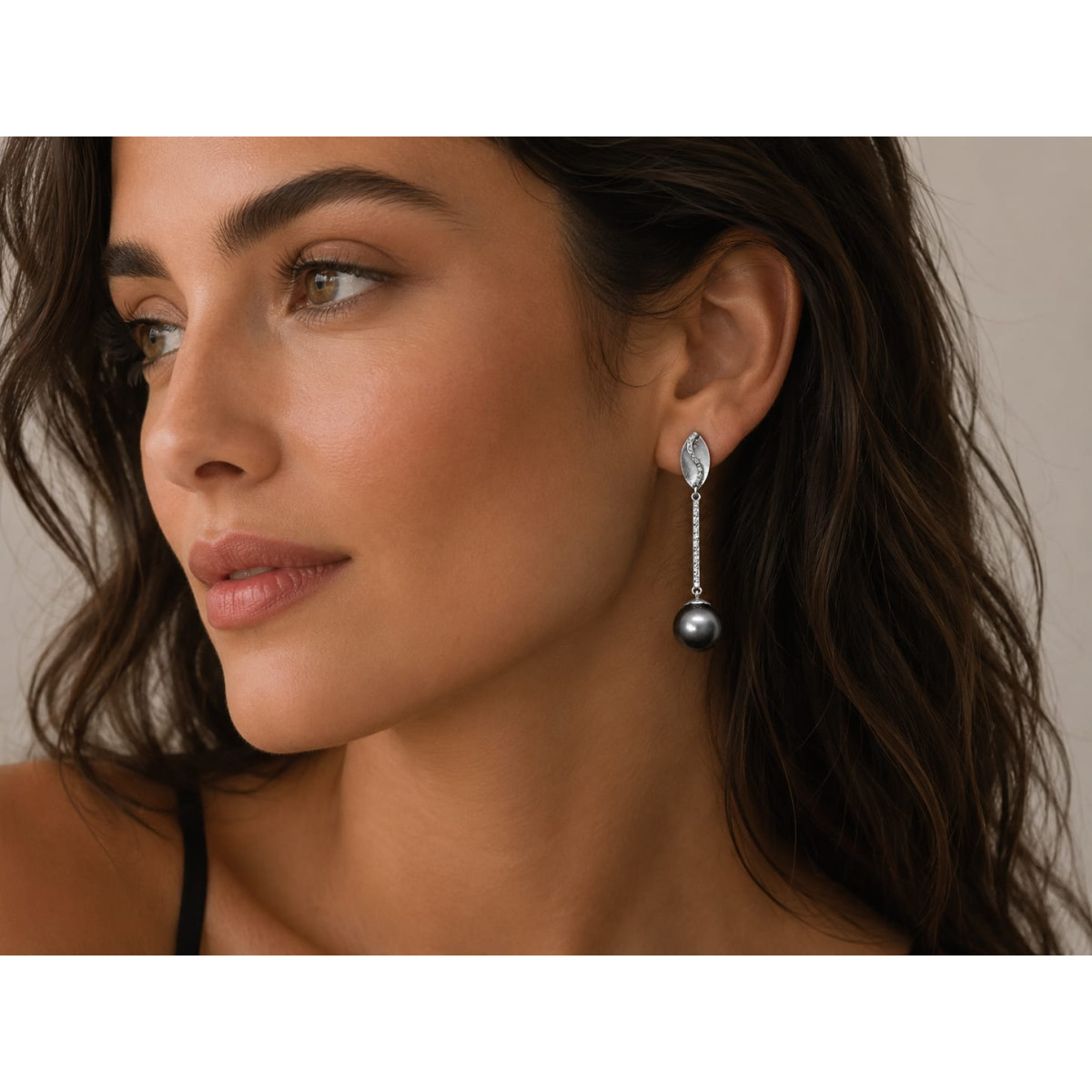 Pendientes largos de oro blanco con perla gris de Tahití y diamantes