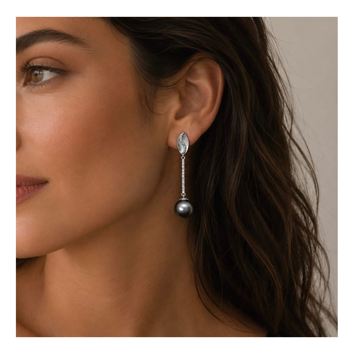 Pendientes largos de oro blanco con perla gris de Tahití y diamantes
