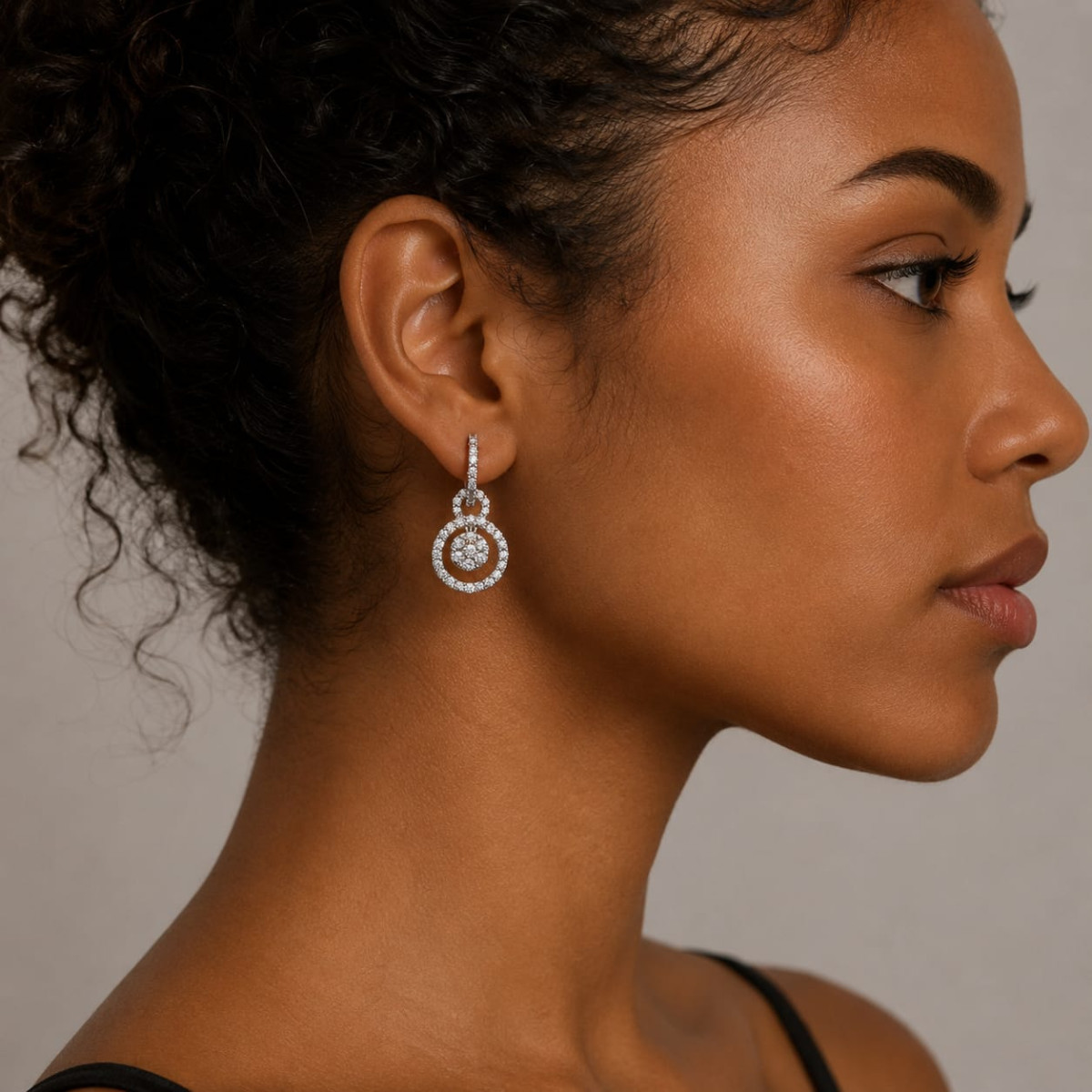 Pendientes de oro blanco y diamantes con forma de aros y de rosetón