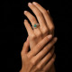 Anillo de oro amarillo con diamantes y esmeralda