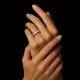 Media alianza de oro blanco y diamantes talla baguette