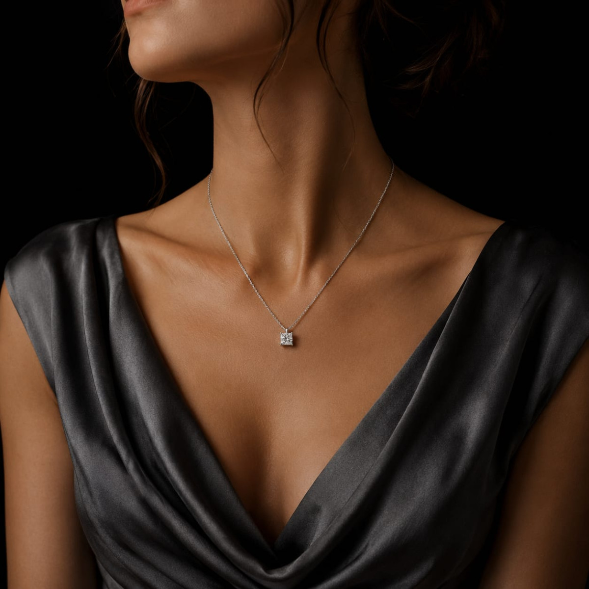 Gargantilla de oro blanco con diamantes talla princesa