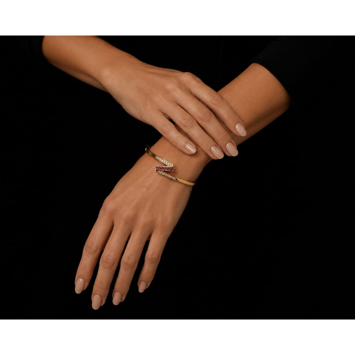 BRAZALETE RÍGIDO DE ORO AMARILLO CON DIAMANTES Y RUBÍES