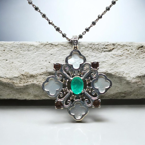 Collar de plata con circonitas y nácar natural