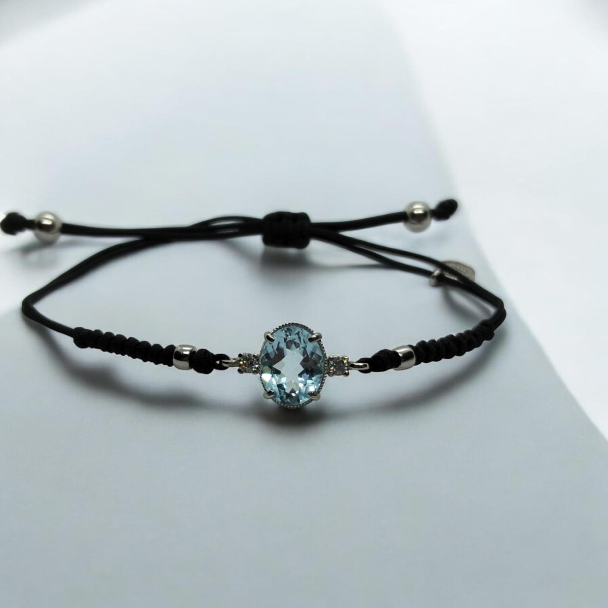 Pulsera de plata con macramé y circonita