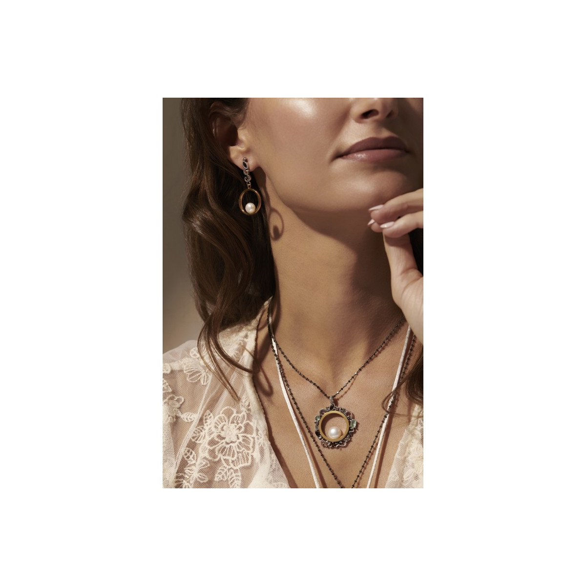 Collar de plata con circonitas y nácar