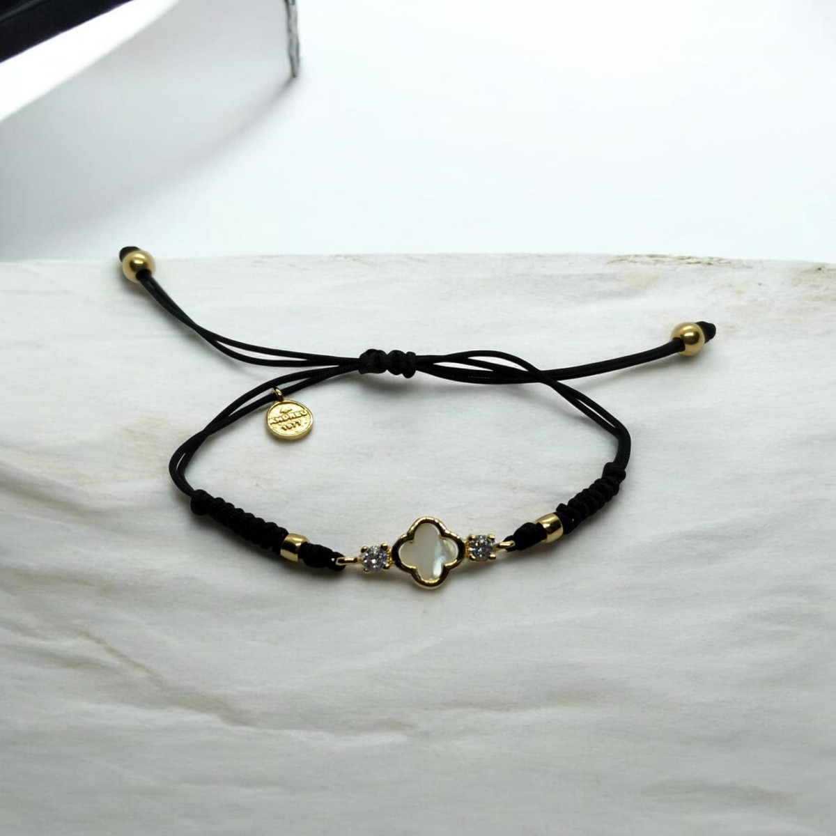 Pulsera de plata con macramé, circonita y nácar