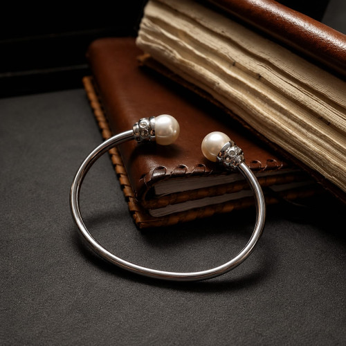 BRAZALETE RÍGIDO DE ORO BLANCO CON DIAMANTES Y PERLAS