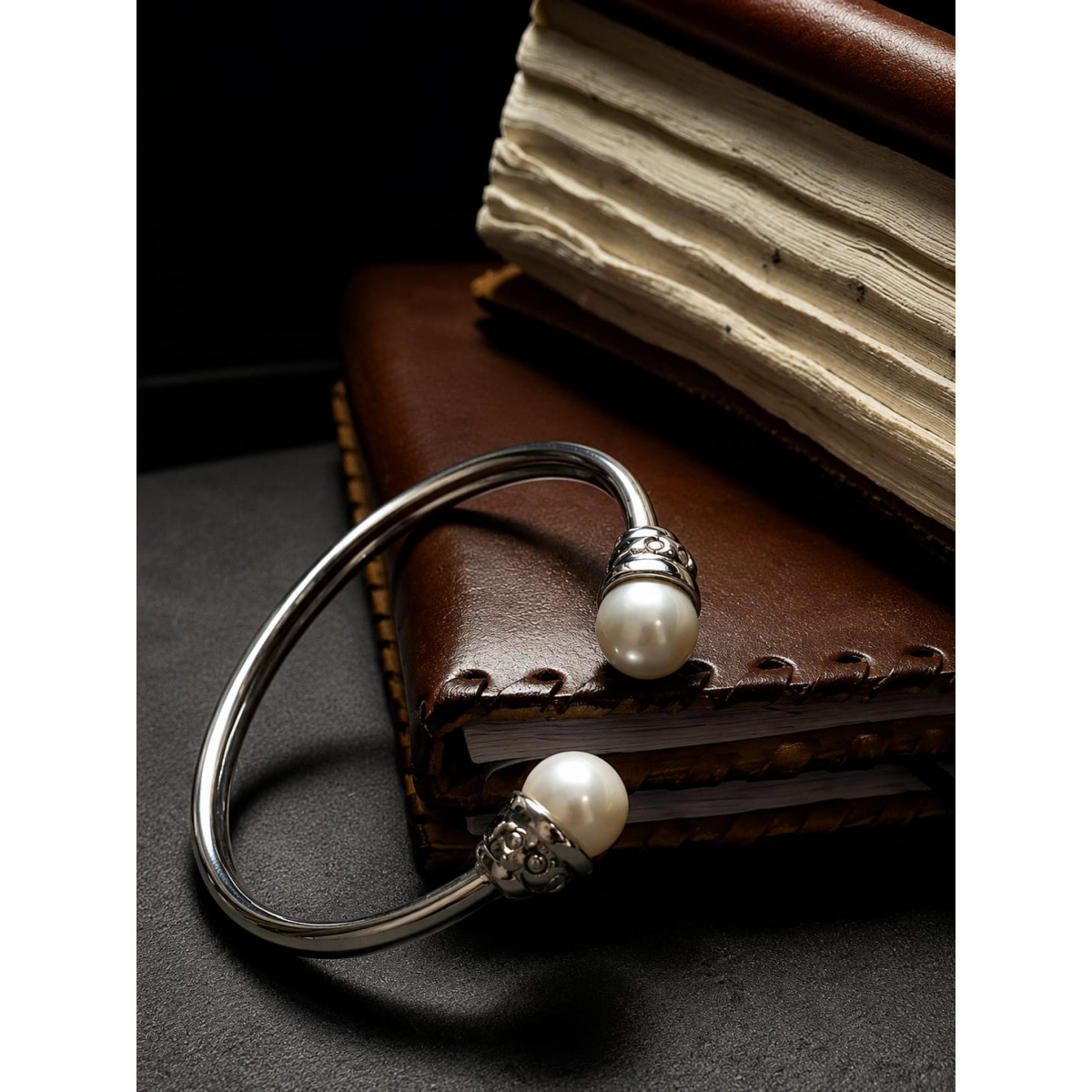 BRAZALETE RÍGIDO DE ORO BLANCO CON DIAMANTES Y PERLAS