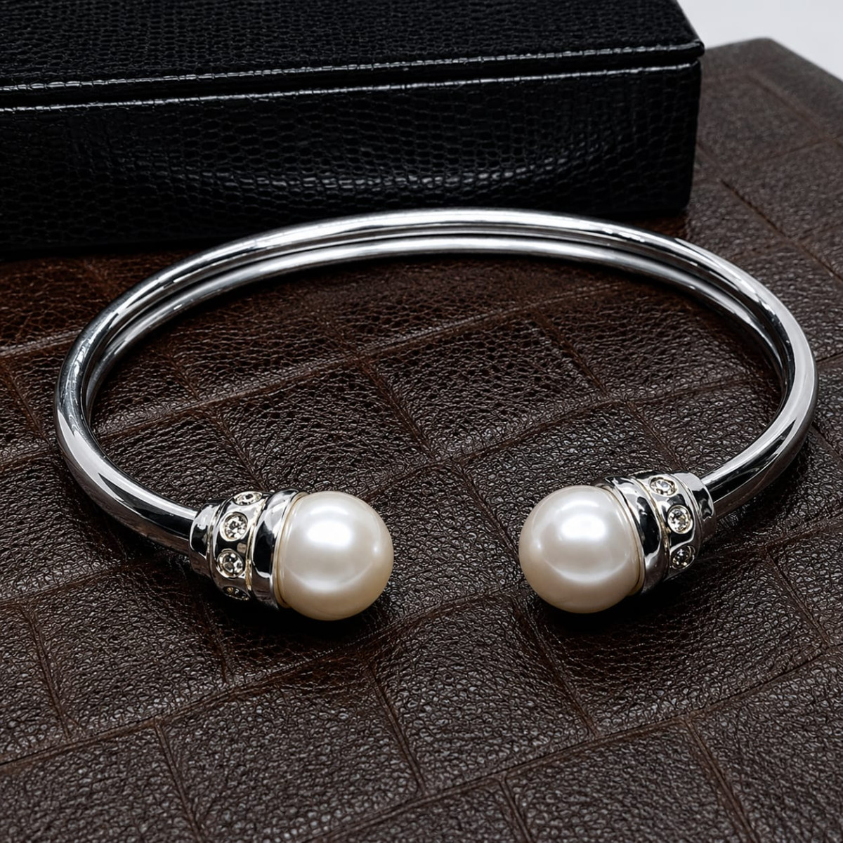 BRAZALETE RÍGIDO DE ORO BLANCO CON DIAMANTES Y PERLAS