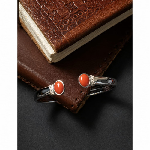 BRAZALETE RÍGIDO DE ORO BLANCO CON DIAMANTES Y CORAL