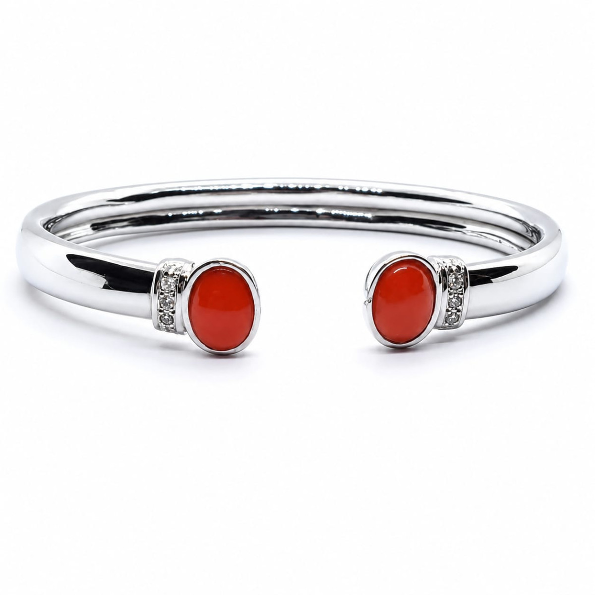 BRAZALETE RÍGIDO DE ORO BLANCO CON DIAMANTES Y CORAL
