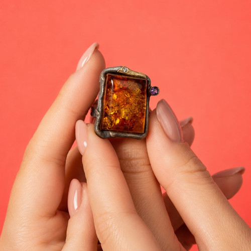 Anillo de plata y oro con ámbar, amatista y diamante
