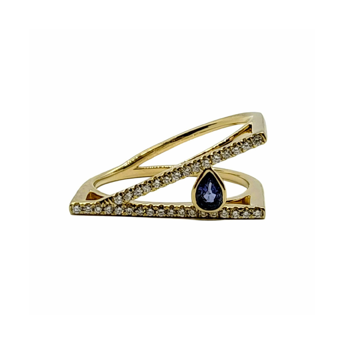 Anillo de oro amarillo con diamantes y zafiro