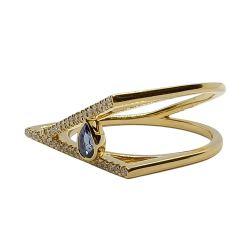 Anillo de oro amarillo con diamantes y zafiro