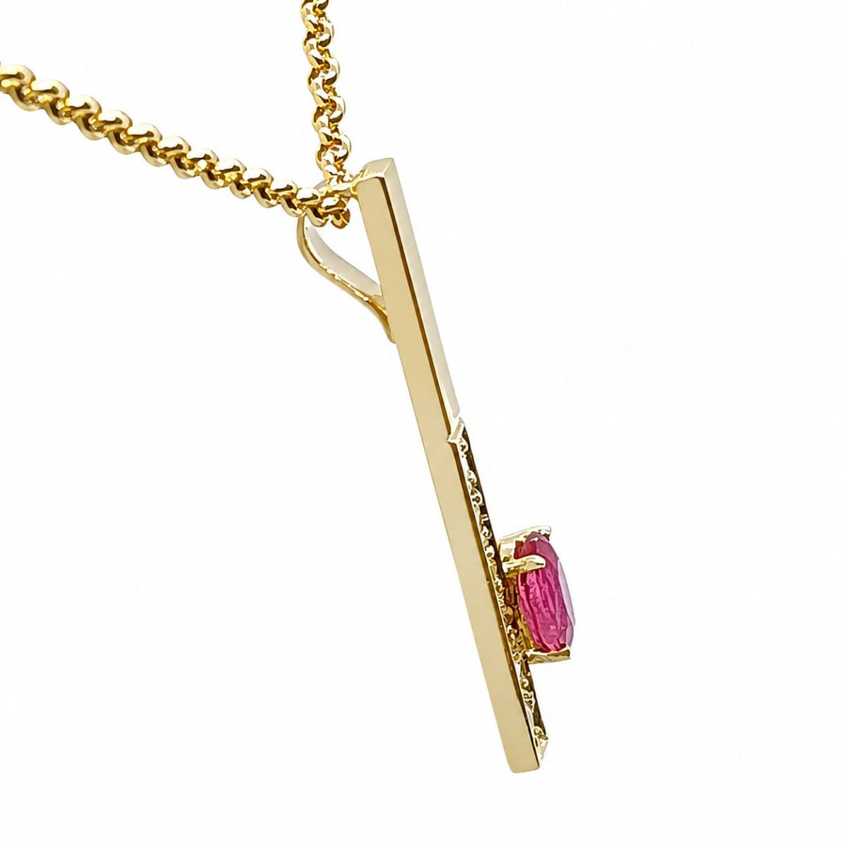 Colgante de oro amarillo con diamantes y rubí