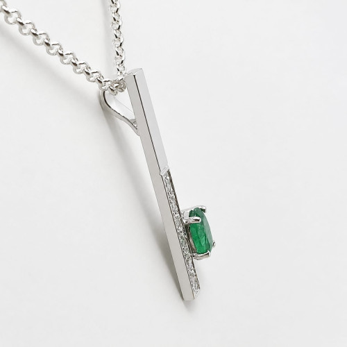Colgante de oro blanco con diamantes y esmeralda