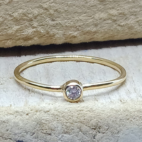 anillo de oro amarillo con diamante