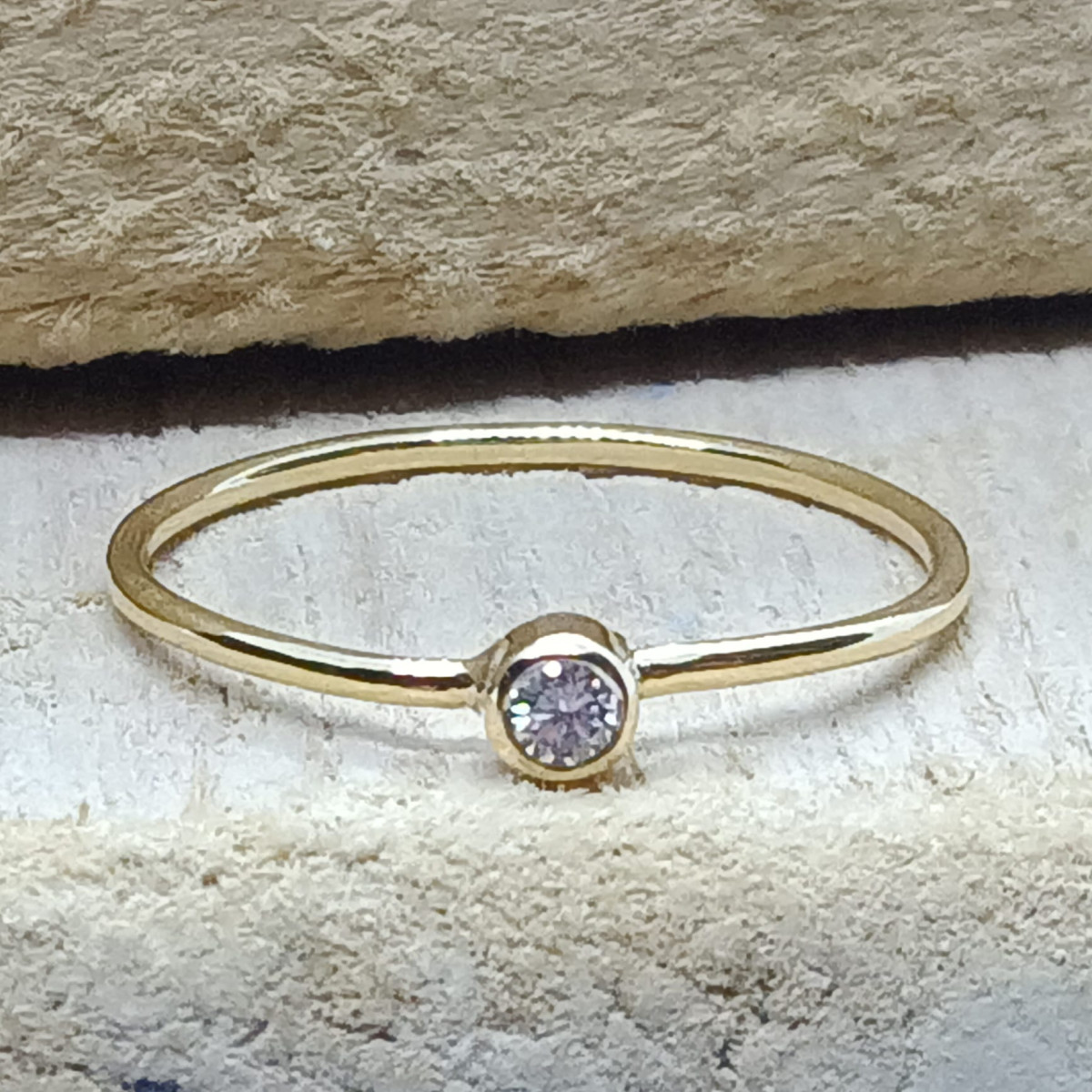 anillo de oro amarillo con diamante