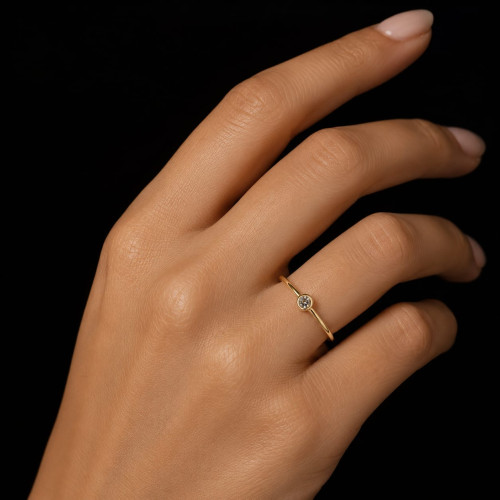 anillo de oro amarillo con diamante