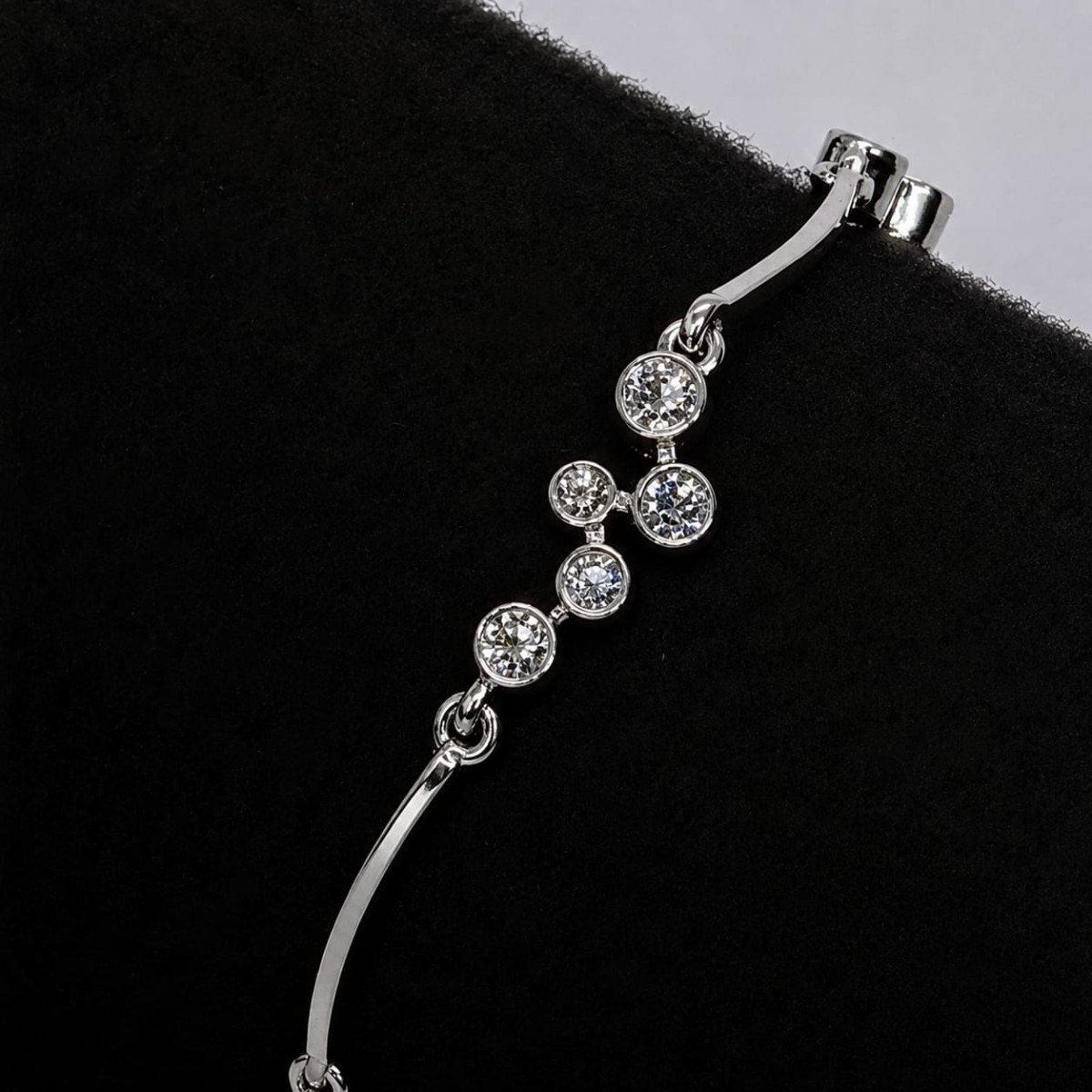 Pulsera estilo Rivière de oro blanco con diamantes