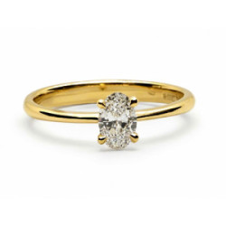Anillo de compromiso de oro amarillo con un diamante talla oval