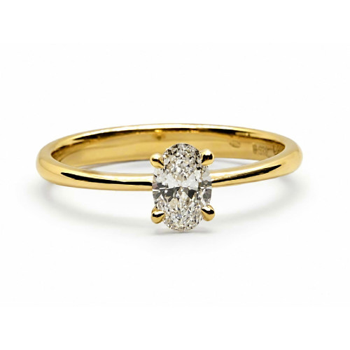 Anillo de compromiso de oro amarillo con un diamante talla oval