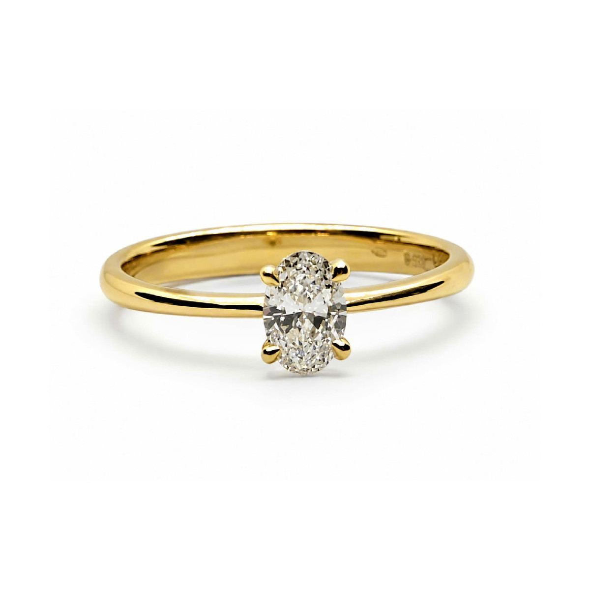 Anillo de compromiso de oro amarillo con un diamante talla oval