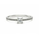 Anillo de compromiso de oro blanco con un diamante talla princesa y 20 diamantes talla brillante