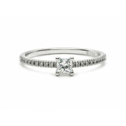 Anillo de compromiso de oro blanco con un diamante talla princesa y 20 diamantes talla brillante
