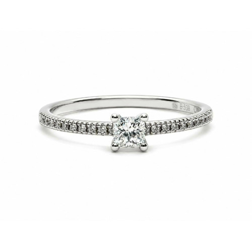 Anillo de compromiso de oro blanco con un diamante talla princesa y 20 diamantes talla brillante